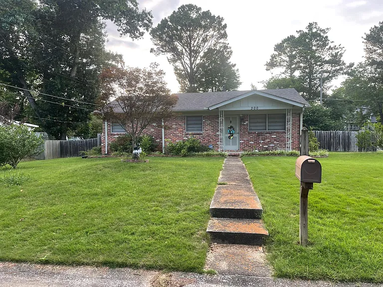 300 Willow Bend Rd — Photo 1