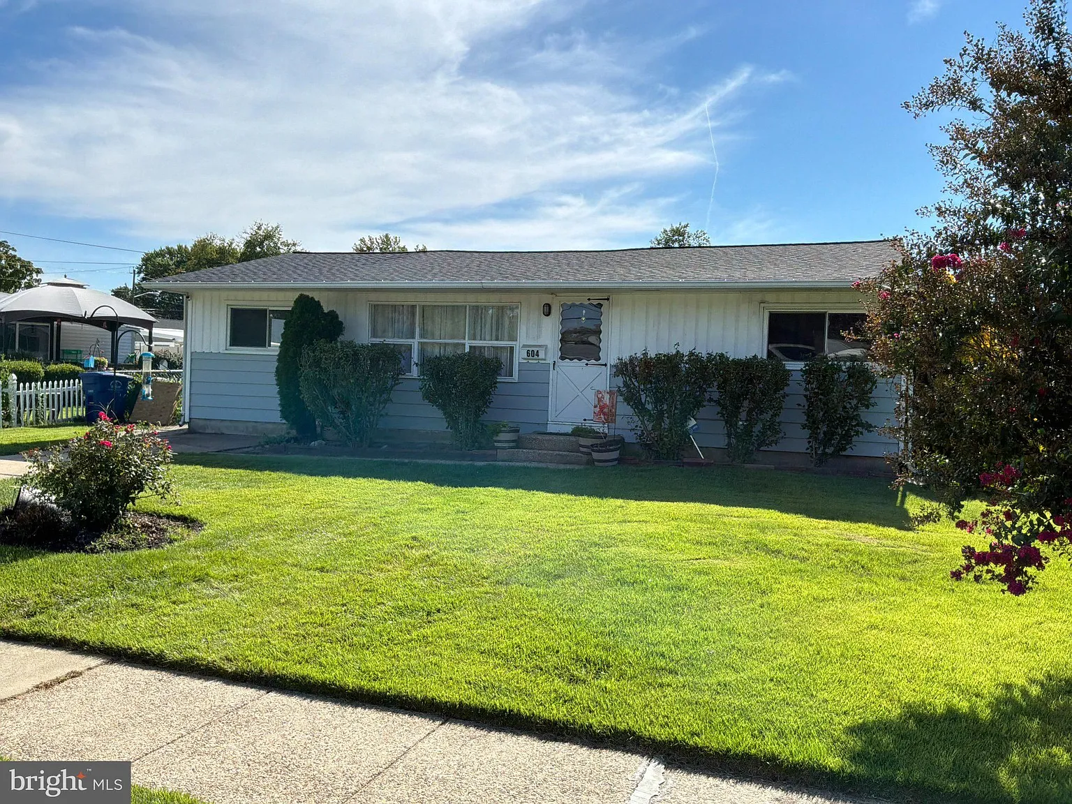 3 bed, 1.0 bath, 1134 sqft, $2,400 — Photo 2