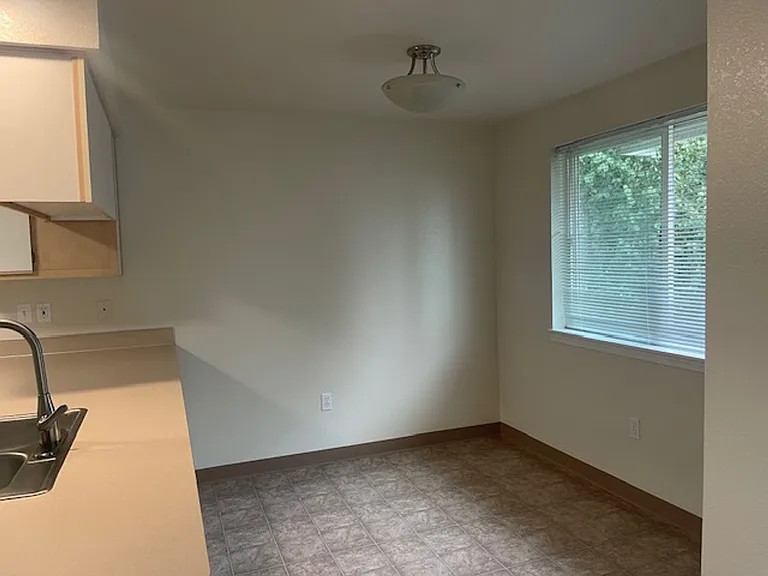 167-Triple Crown Apts — Photo 4