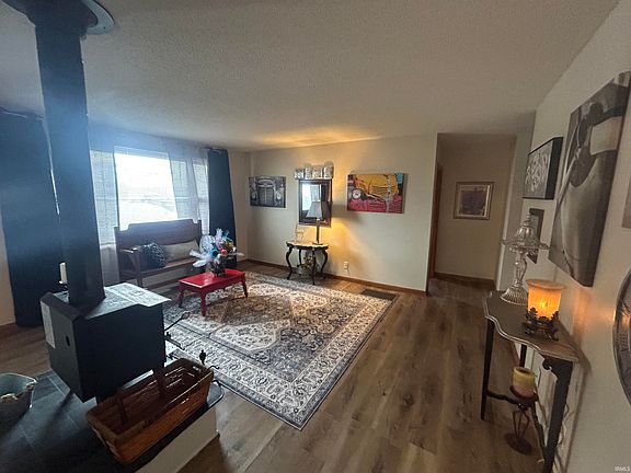 5th image of 402 E North St