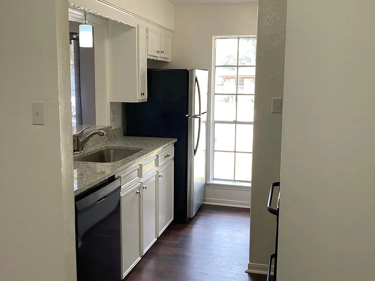 2108 N Austin Ave — Photo 6