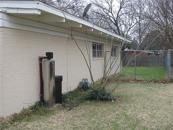 5th image of 1715 Bunker Hill Dr