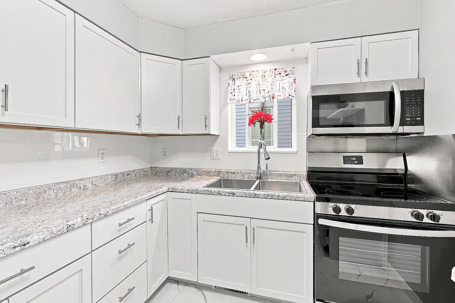6 bed, 1876 sqft, $2,680 — Photo 4
