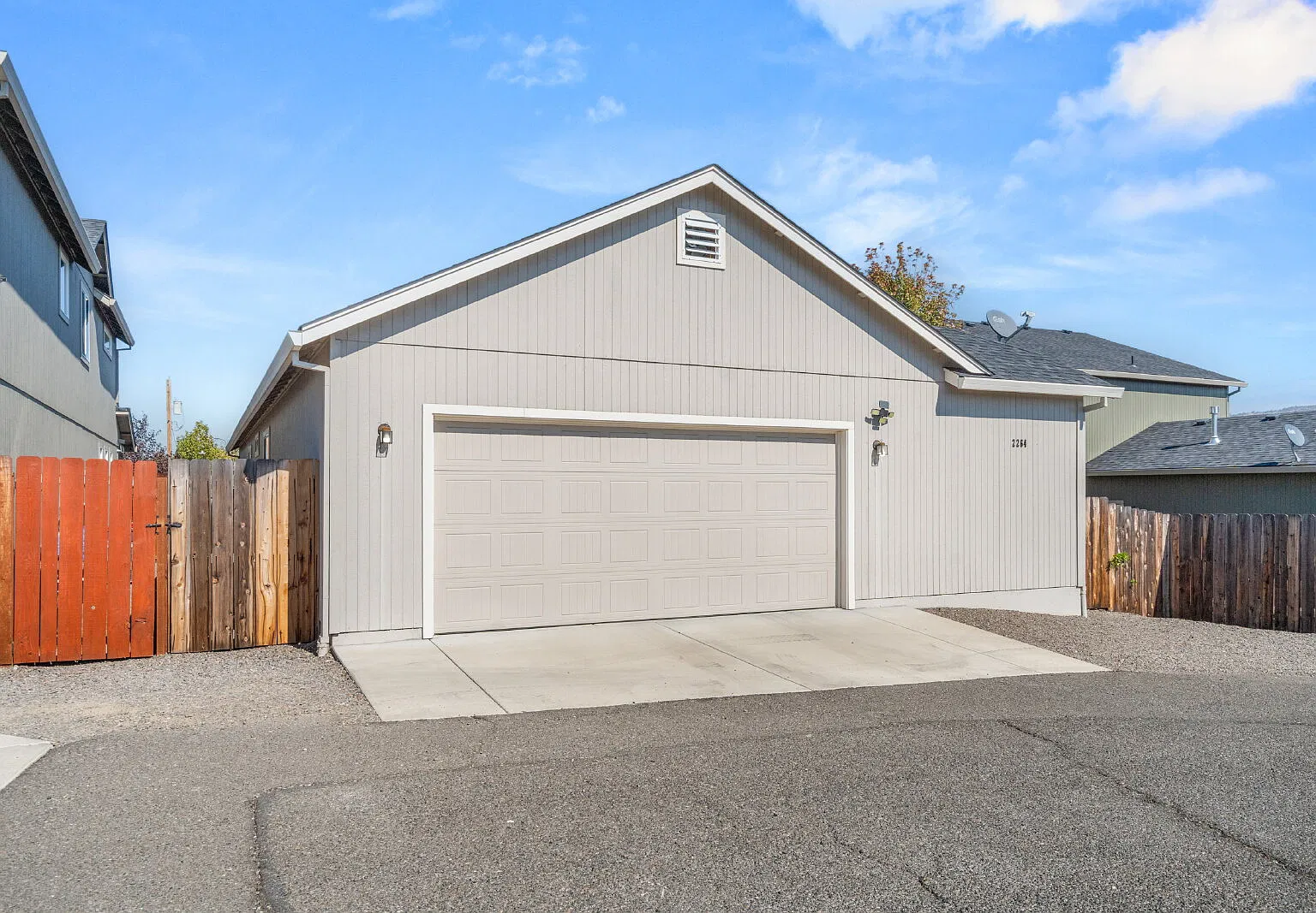 Charming Single-Family Home with Mountain Views in Medford, OR — Photo 3