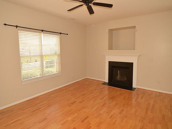 Living Room, Gas Fireplace 