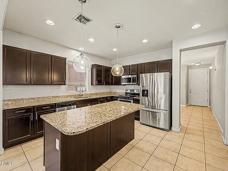1619 N Hillcrest — Photo 3