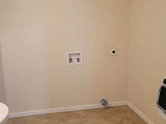 5th image of 3518 Roseland Ave