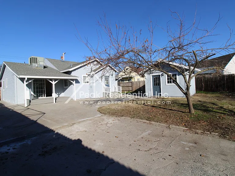 1042 Las Palmas Ave — Photo 26