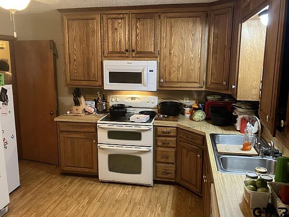 5th image of 105 W Mary St