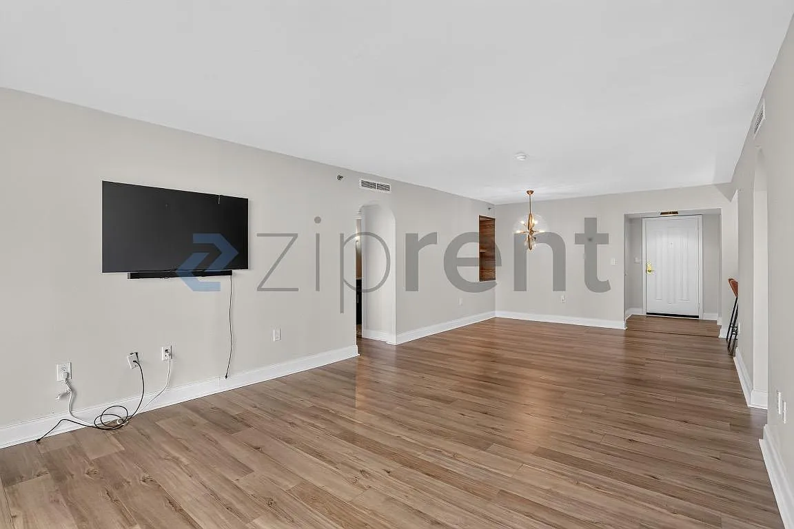 2 bed, 1260 sqft, $2,400 — Photo 2