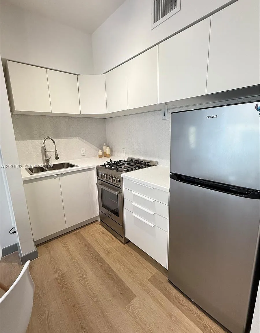 Windsor Plaza Condo — Photo 3