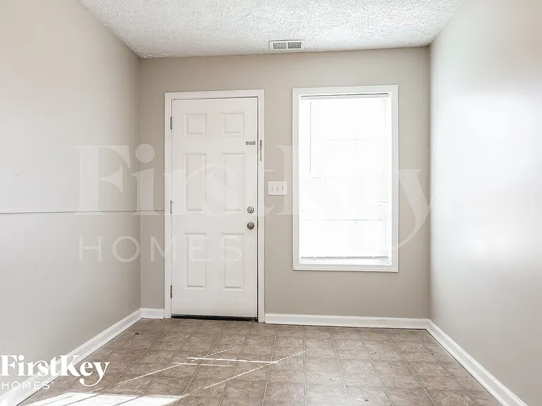 120 Grayview Ct — Photo 3