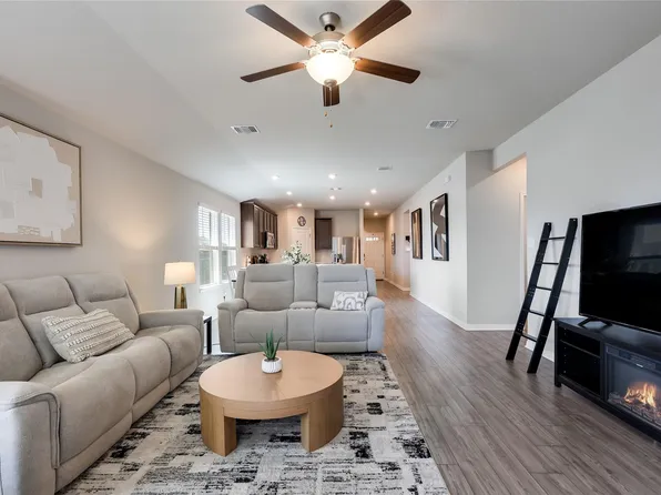 100 Contrada Grace Ln, Hutto, TX 78634