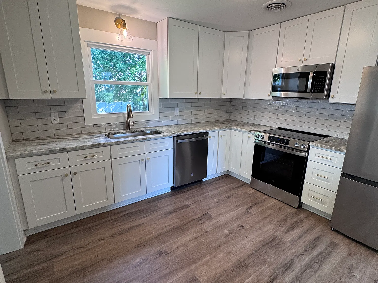 3 bed, 1100 sqft, $1,900 — Photo 3