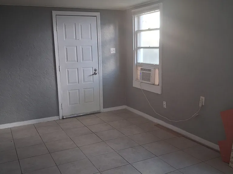 915 Park Ave #C — Photo 3
