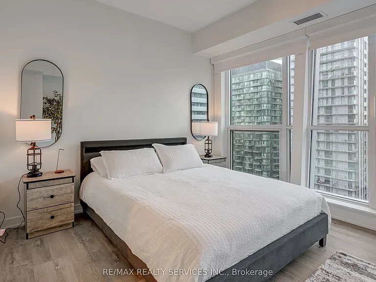 327 King St W #4106 — Photo 23