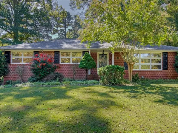 3660 Lakeview Dr, Pfafftown, NC 27040