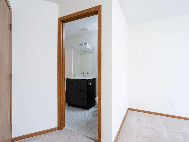 Hummingbird Cove Apartments — Photo 29