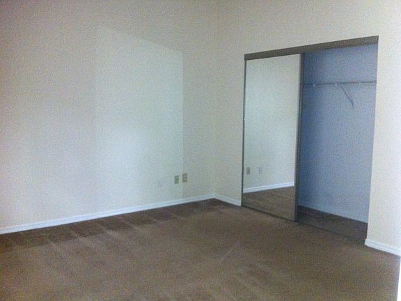 5th image of 108 Newport Sq