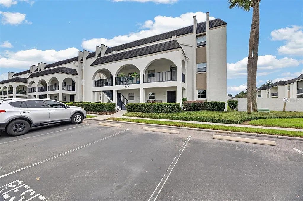 2 bed, 1.5 bath, 1068 sqft, $1,700 — Photo 1