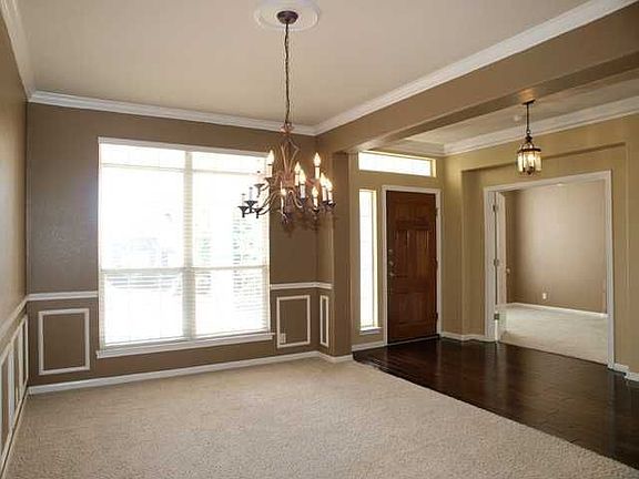 4th image of 300 Westbury Ln