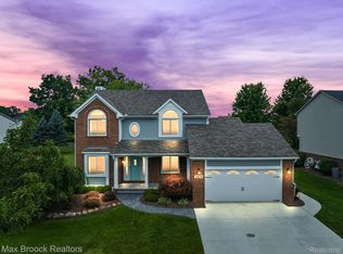 2475 Ivy Hill Dr, Commerce Township, MI 48382