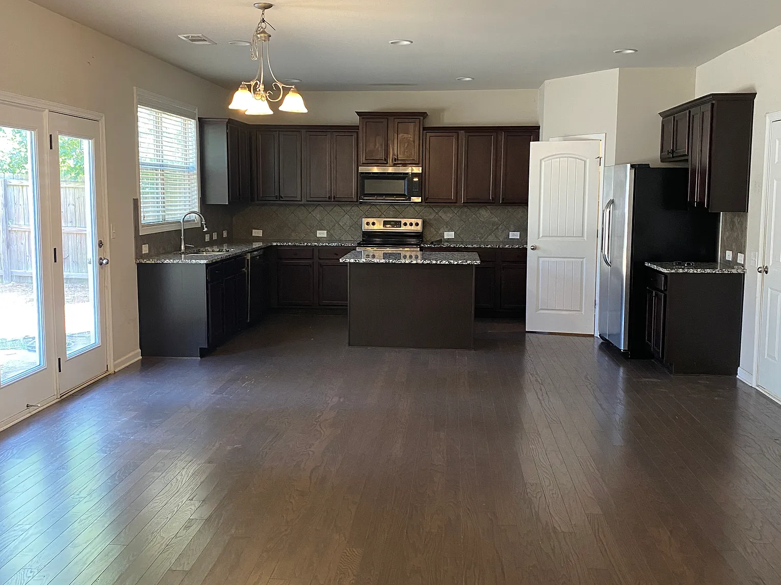 5 bed, 2847 sqft, $2,595 — Photo 2