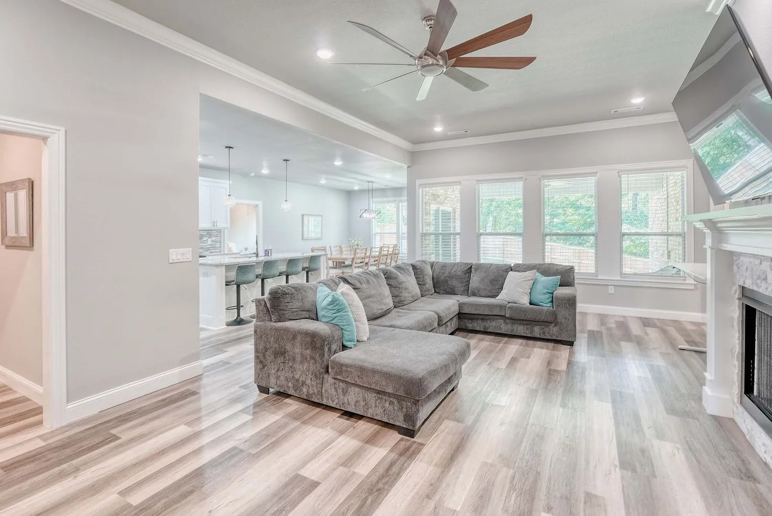 5 bed, 3.0 bath, 2507 sqft, $4,438 — Photo 2