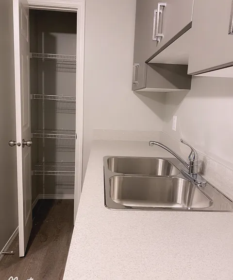 2107 Graydon Hill Cres SW — Photo 8