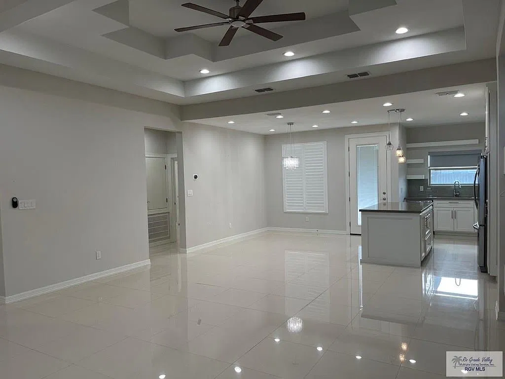 4 bed, 3.0 bath, 2120 sqft, $2,400 — Photo 3