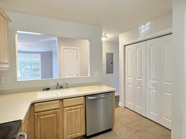 144 N Hines St — Photo 21