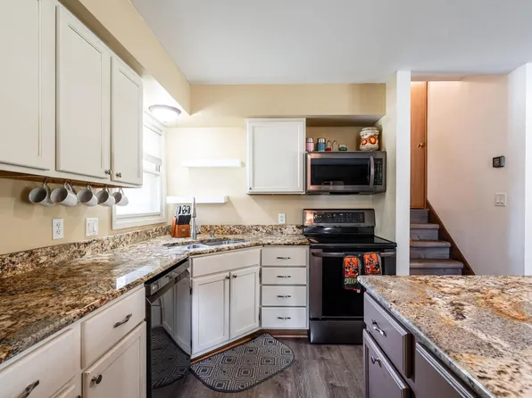 W165N10401 Wagon TRAIL, Germantown, WI 53022