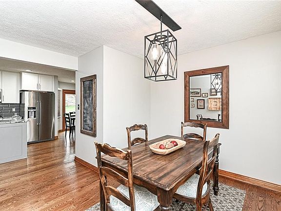 5th image of 18 Hampshire Ct