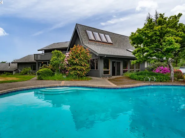 1051 Garden Grove Dr, Roseburg, OR 97471