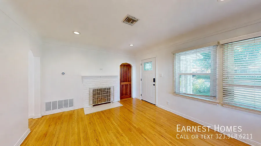 3BR Sherman Oaks Home with Pool, 2-Car Garage + Driveway Parking, and a Large Yard! — Photo 4