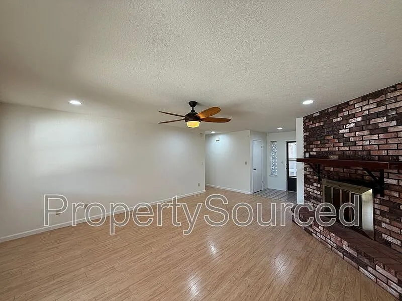 4 bed, 2.0 bath, 1867 sqft, $2,800 — Photo 4