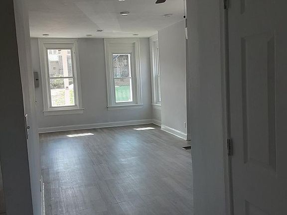 4th image of 39 E Church Ln