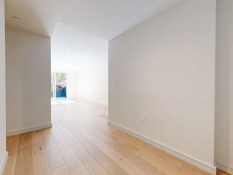 606 Capp St #105 — Photo 10