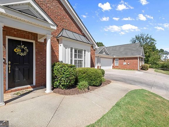 5th image of 205 Somerton Pl