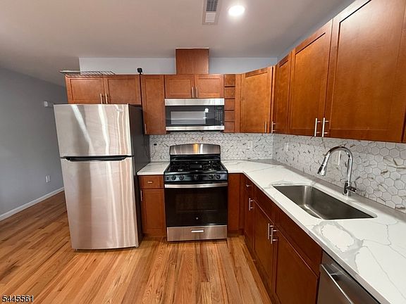 5th image of 816 S 15Th St