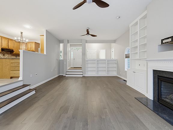 5th image of 566 Timberknoll Ln