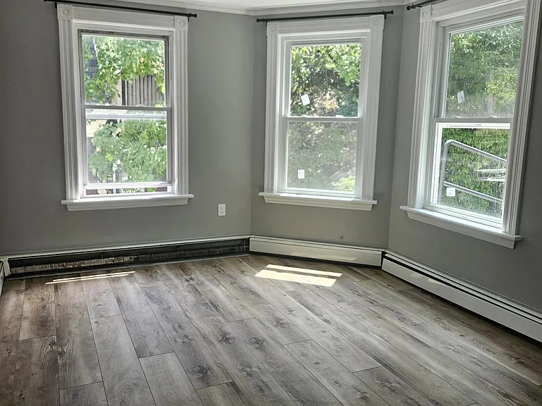 14 Hillside St — Photo 2