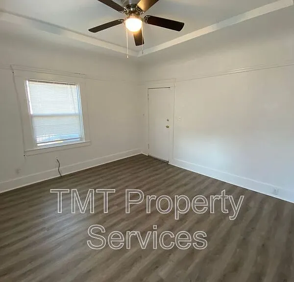 202-208 W Oak St #208 W OAK STREET — Photo 7