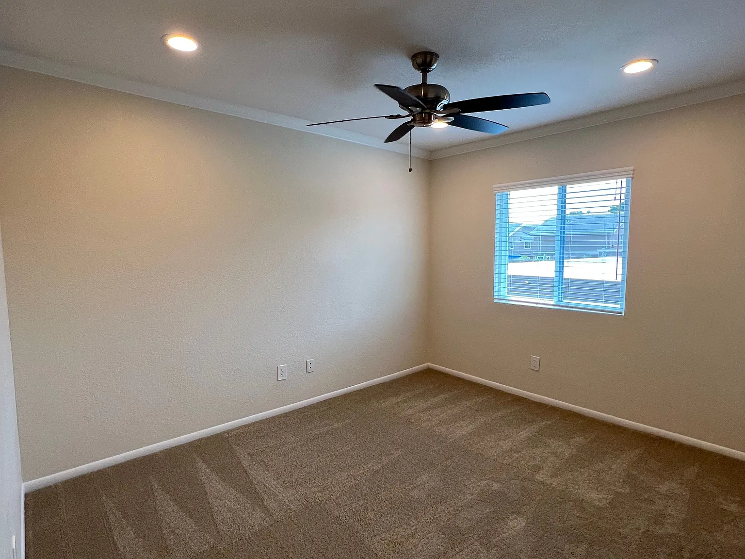 Sunset House Apartments — Photo 4
