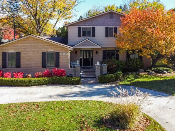 19909 White Oaks Dr, Clinton Township, MI 48036