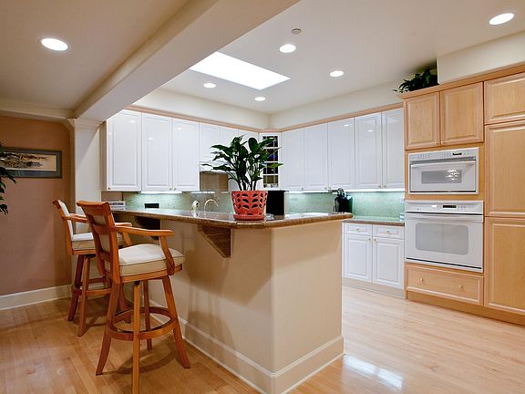 3rd image of 300 N Hudson St Unit 303