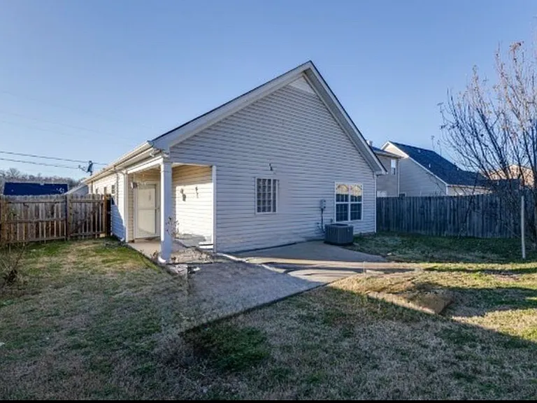 1100 Silvermoon Dr — Photo 3