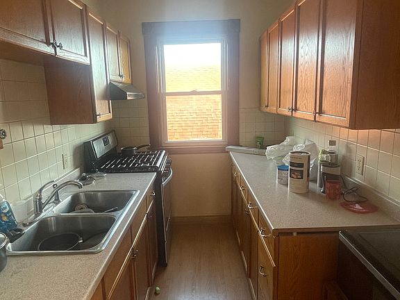 4th image of 106 Richmond St #1