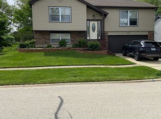 170 Hastings Mill Rd, Streamwood, IL 60107