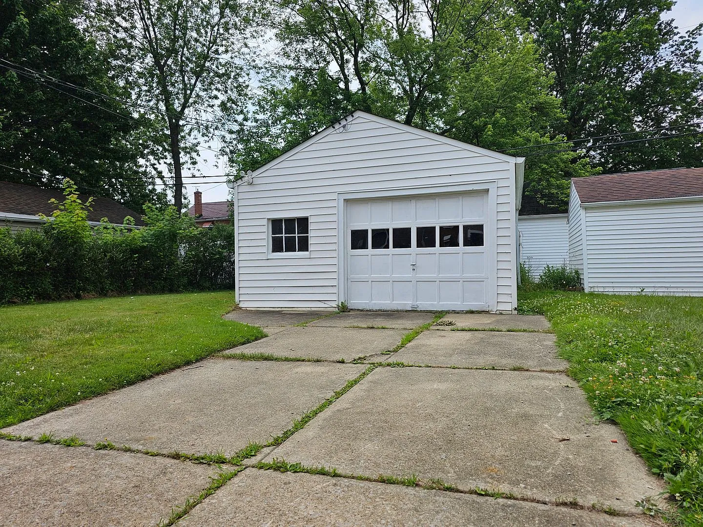 3 Beds and 1 Bath All Brick house available for rent! — Photo 3